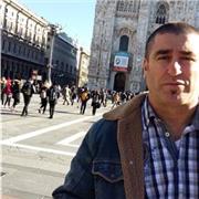 Der Mathematiklehrer unterrichtet Kinder jeden Alters von der sechsten Klasse bis zum Gymnasium